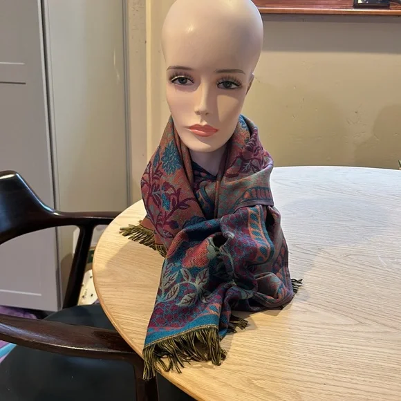 Beautiful light weight I believe scarf - Picture 2 of 7